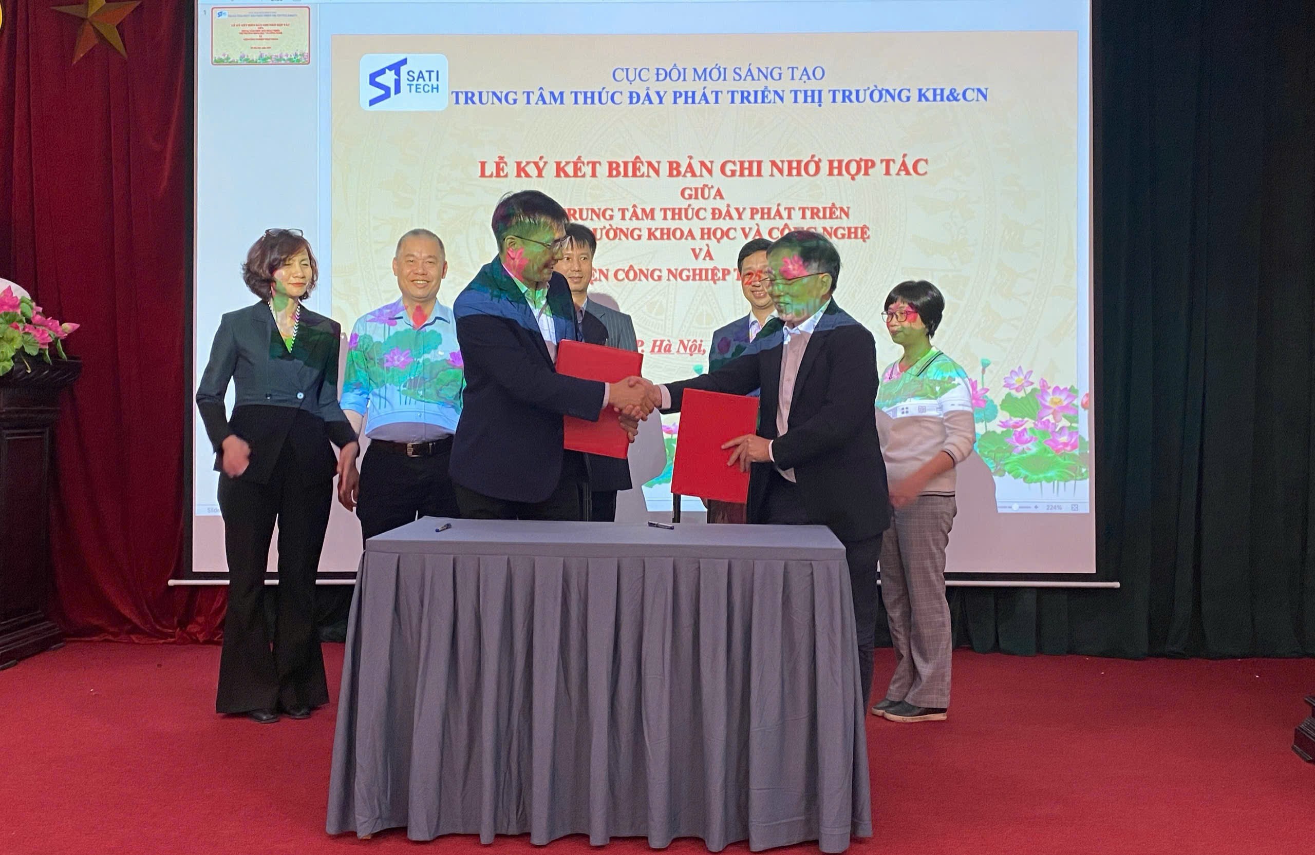 Tăng cường hợp tác ứng dụng và chuyển giao công nghệ: Trung tâm Thúc đẩy phát triển thị trường khoa học và công nghệ ký biên bản ghi nhớ hợp tác với Viện Công nghiệp Thực phẩm