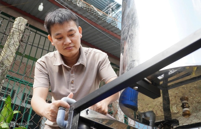 Kỹ sư tạo nước nóng từ nguồn nhiệt dư thừa của bếp củi