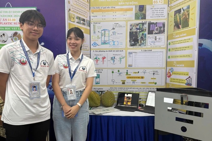 Học sinh chế máy tách vỏ sầu riêng