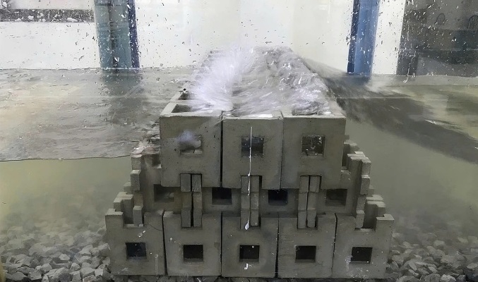 Nhà khoa học Việt làm đê rỗng ngăn sạt lở bờ sông, biển