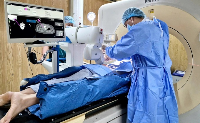 Robot dẫn đường bác sĩ sinh thiết ung thư